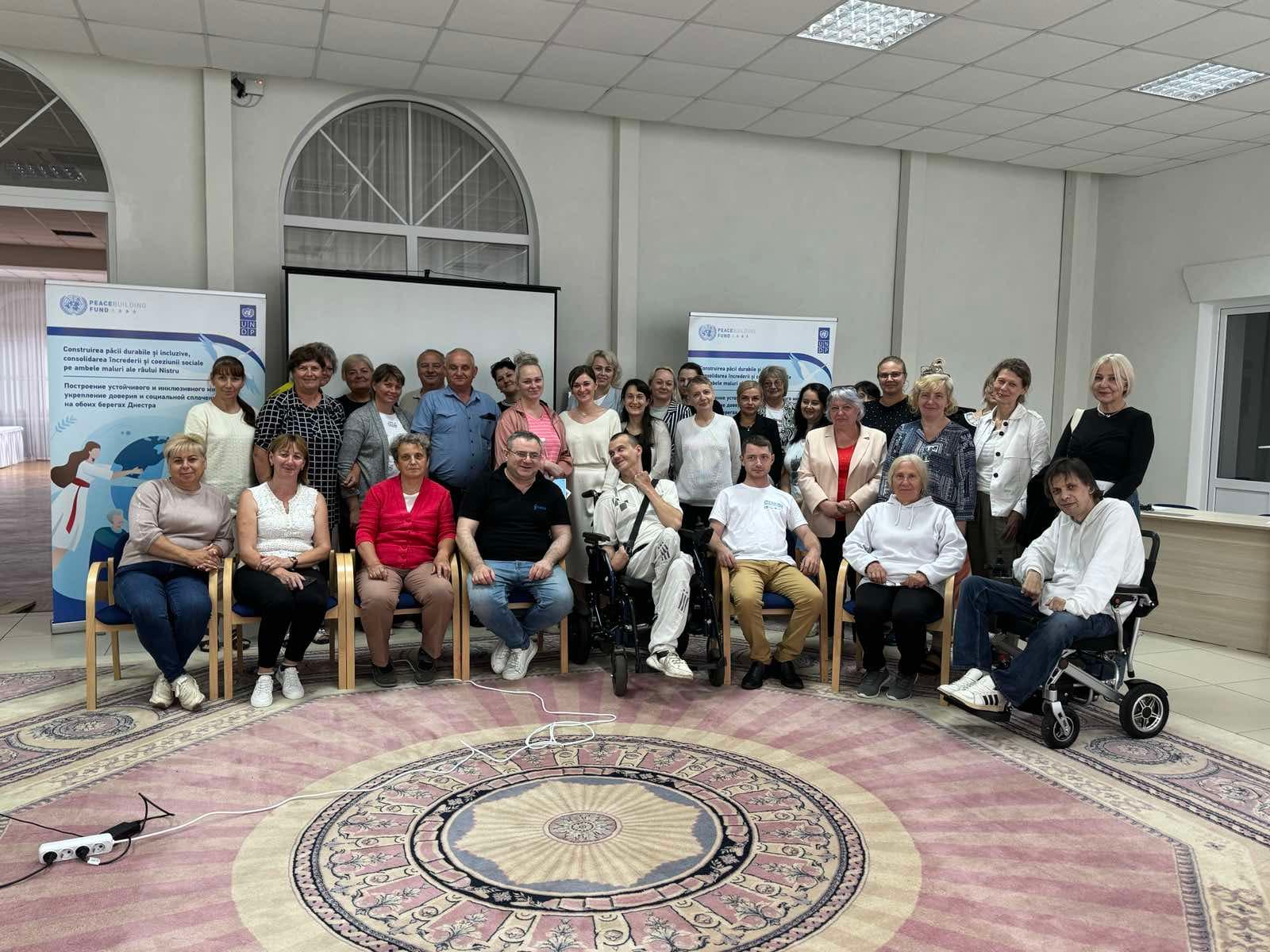 Participanți la o activitate publică organizată de CDPD