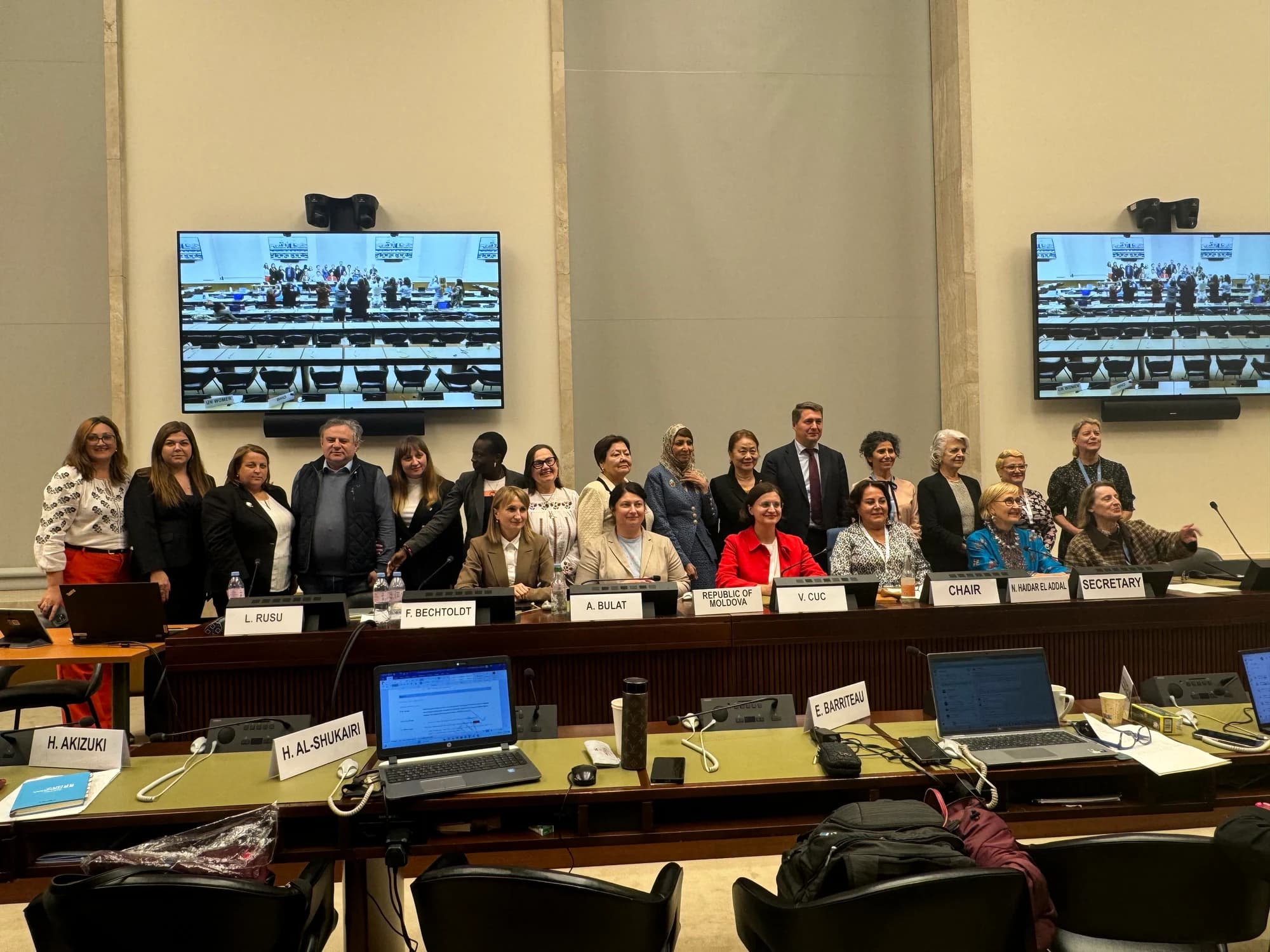 Fotografia de grup a membrilor Comitetului CEDAW cu reprezentanții societății civile și a autorităților de stat din Republica Moldova