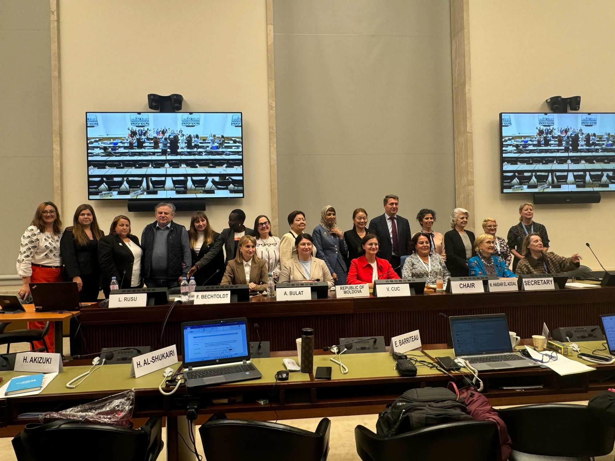 Participanții reuniți pentru fotografia de grup în sala Comitetului CEDAW.