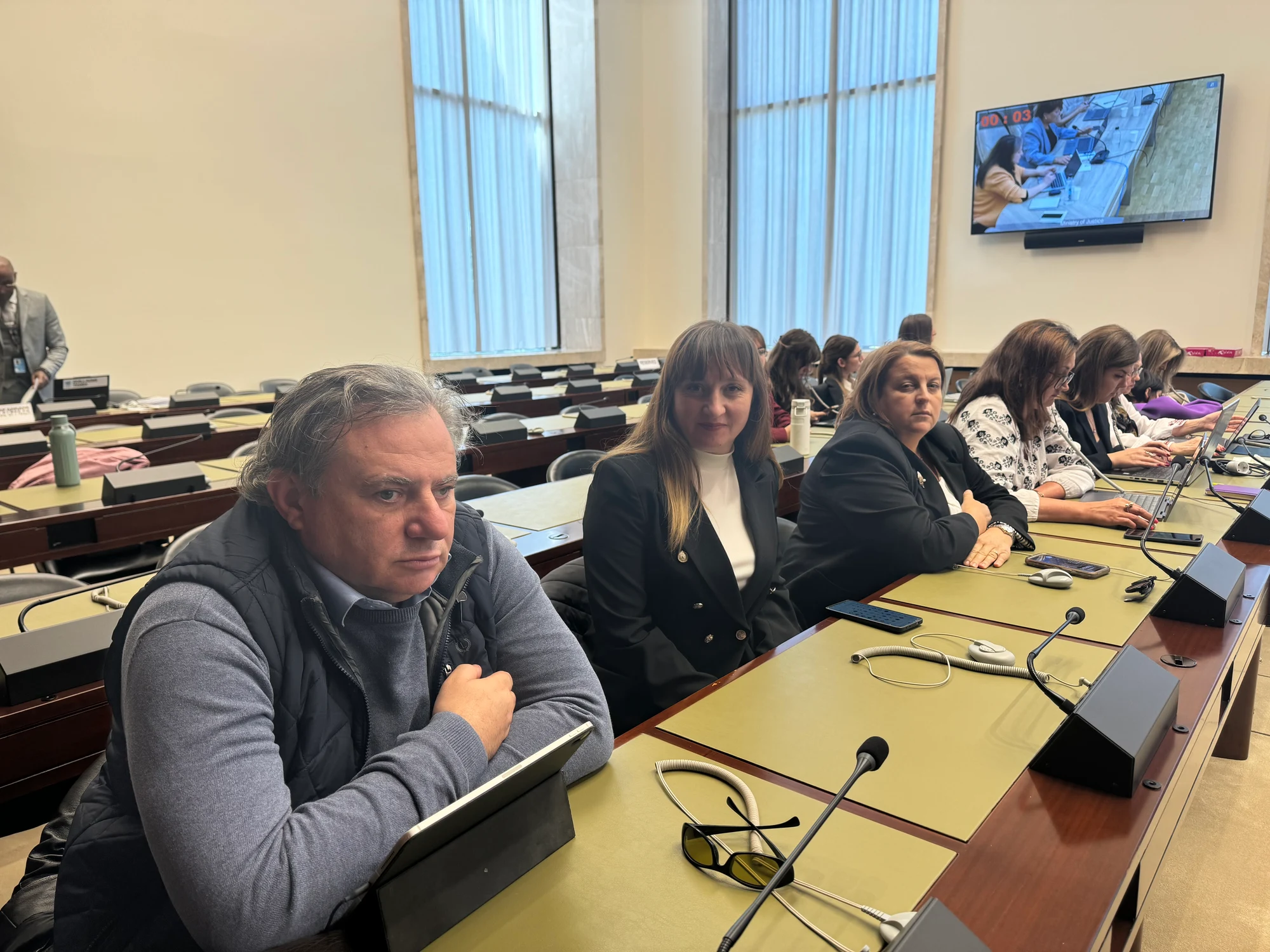 Reprezentanții CDPD și AOPD așezați la masa participanților la audiere.