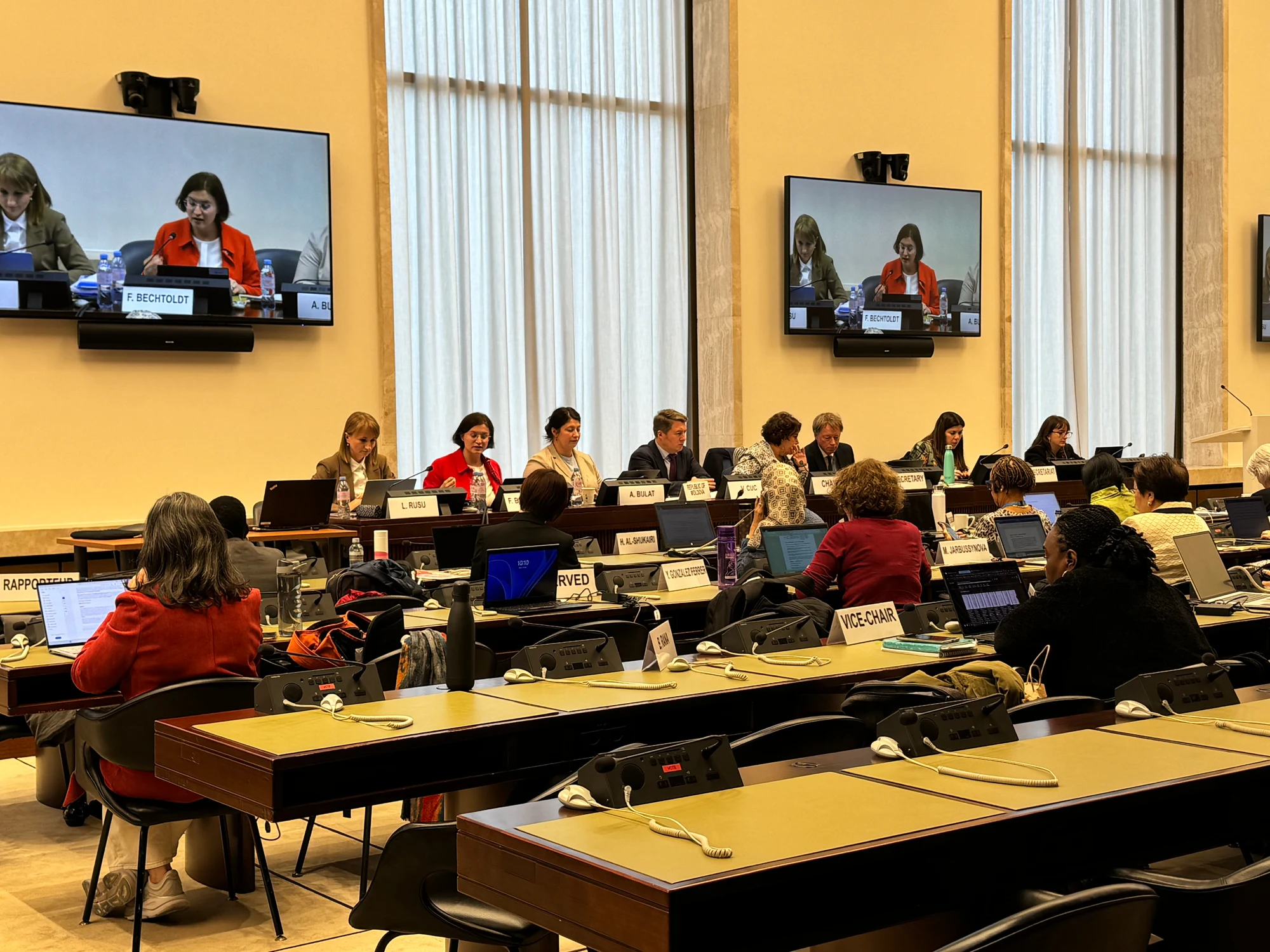 Delegația Republicii Moldova la masa din fața sălii de ședințe a Comitetului CEDAW.